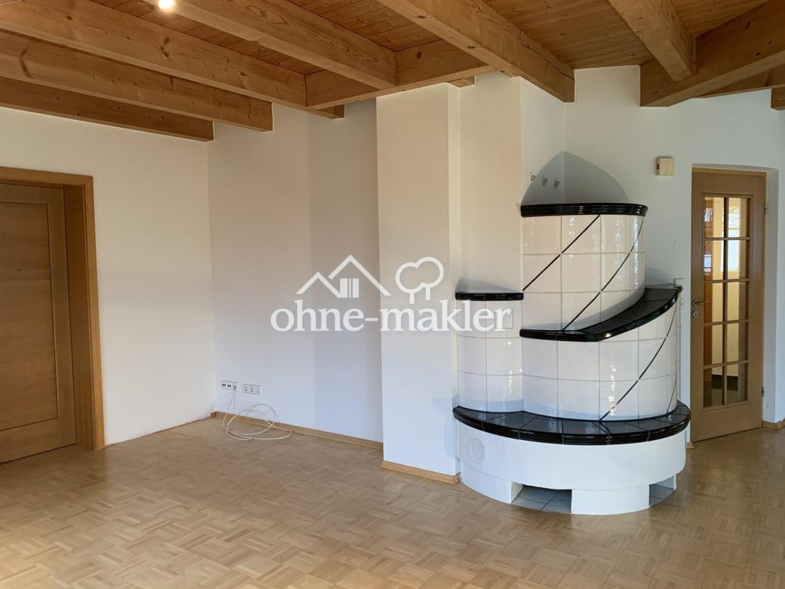 Wohnzimmer mit Kachelofen