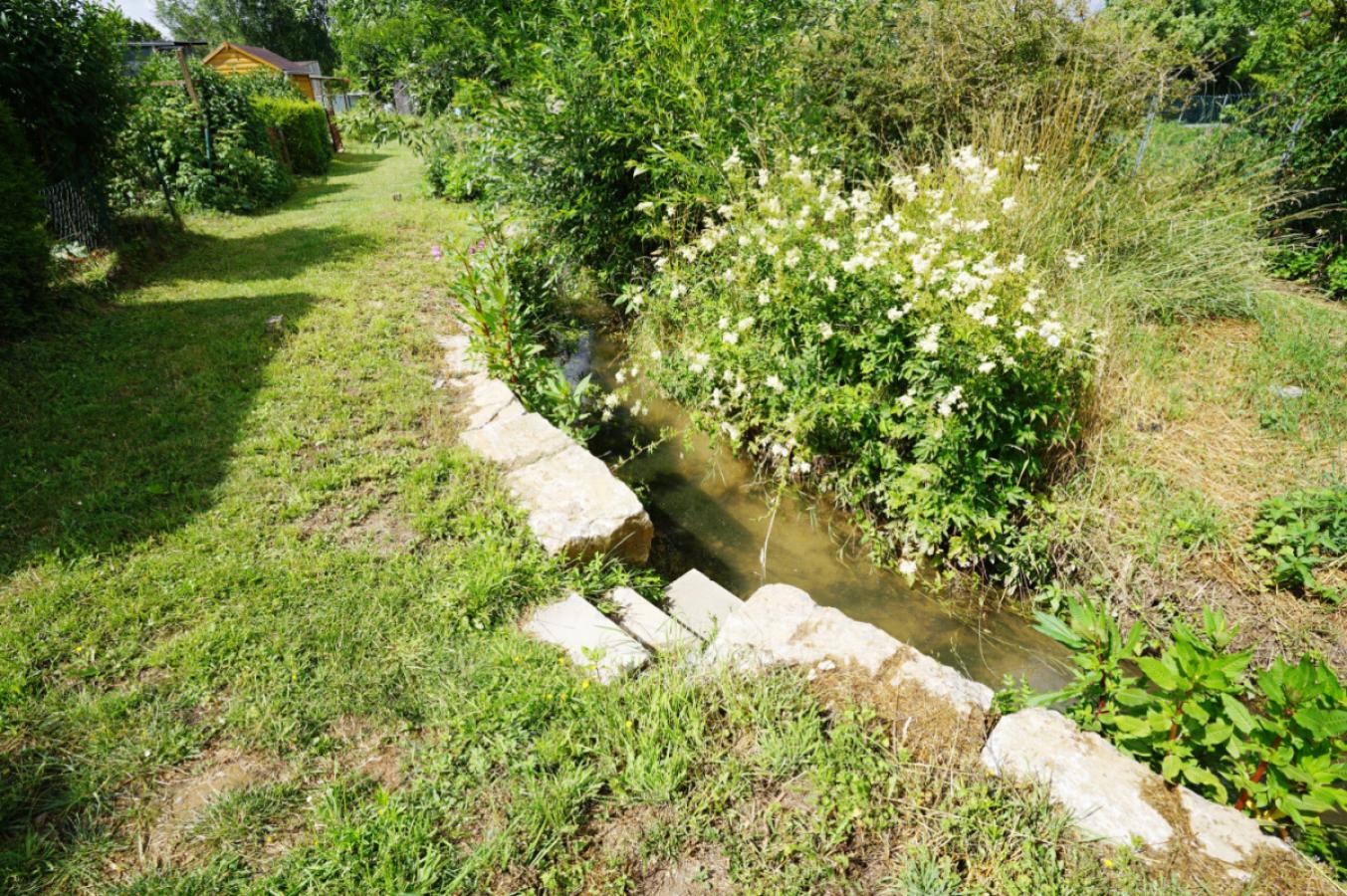 Bachlauf an Gartengrenze