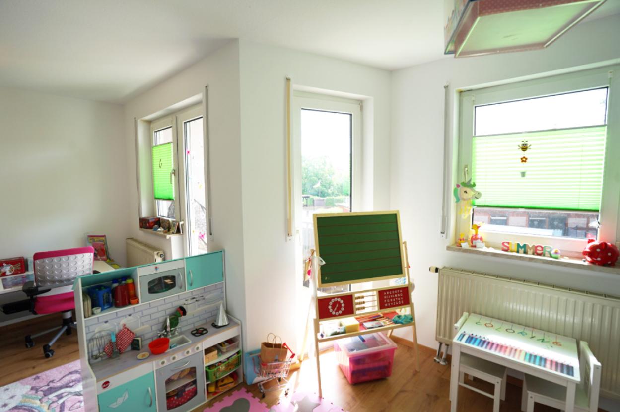 Kinderzimmer mit Balkon Ansicht I im OG