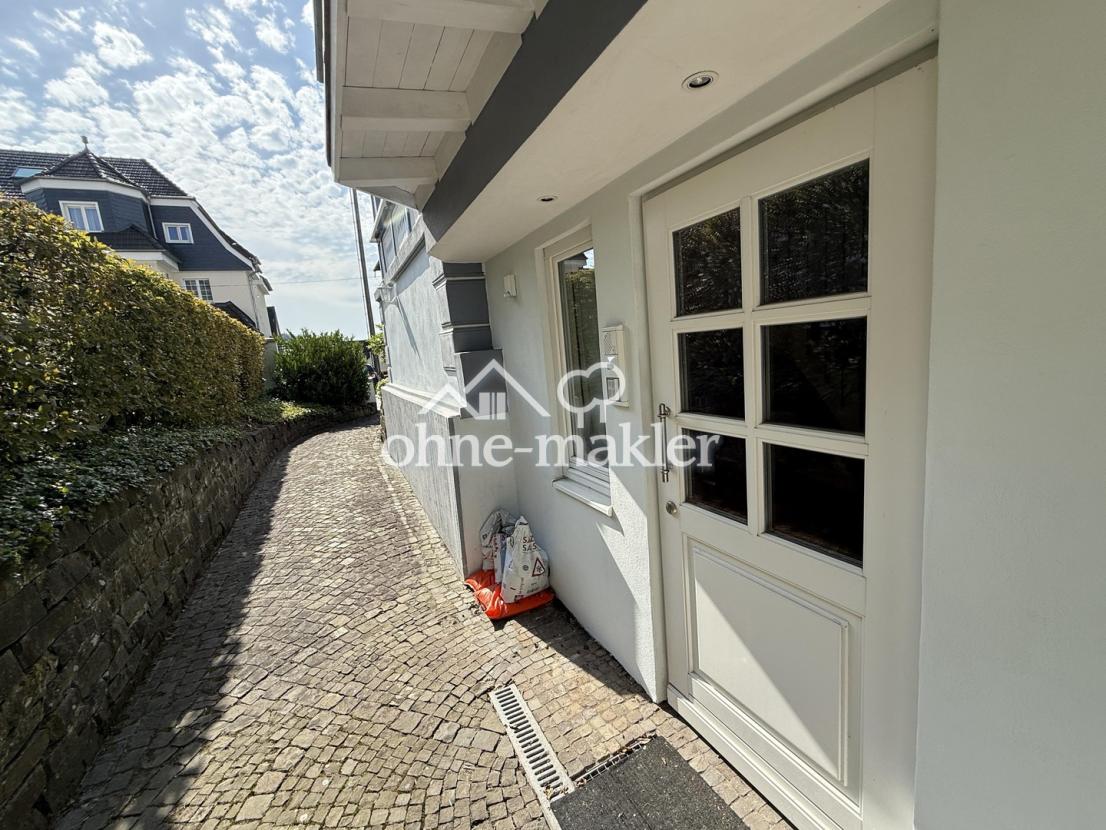 Bürozugang mit Kleinpflaster 