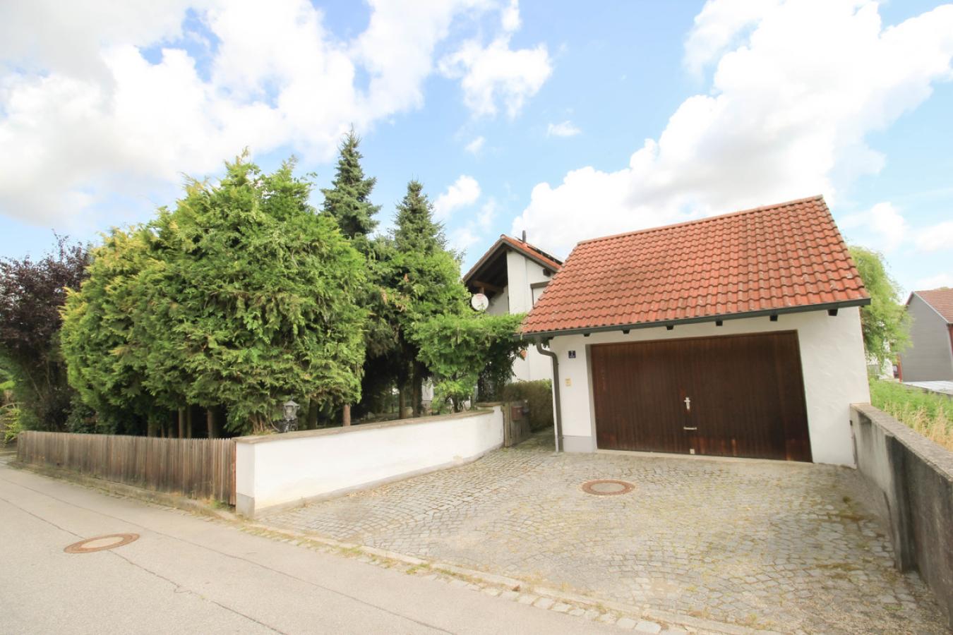 Zufahrt mit Garage