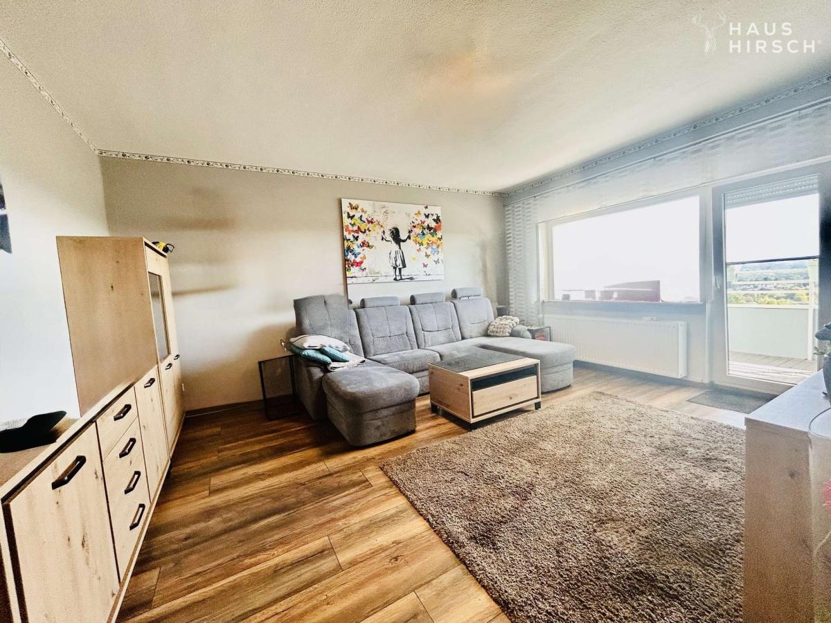 Wohnzimmer m. Zugang zum Balkon