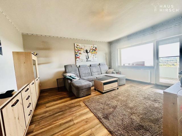 Wohnzimmer m. Zugang zum Balkon