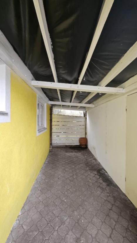 Zwischenraum Gebäude-Rückseite