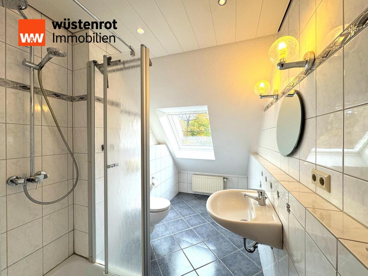 Geräumiges Badezimmer