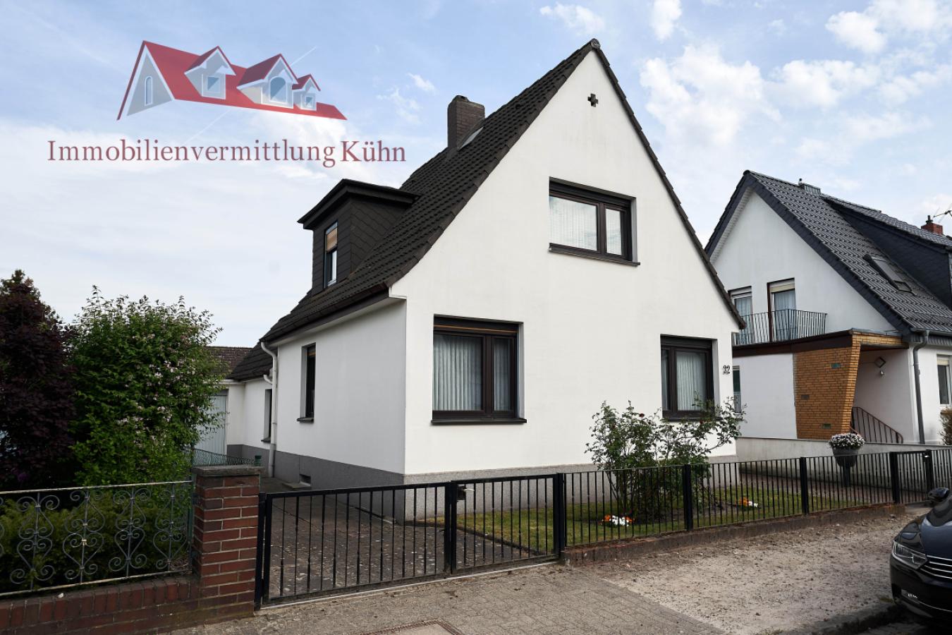 Einfahrt und Vorgarten 