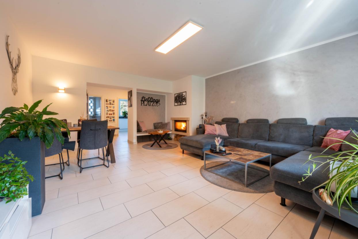 Weitere Ansicht Wohn-/Essbereich mit Kamin