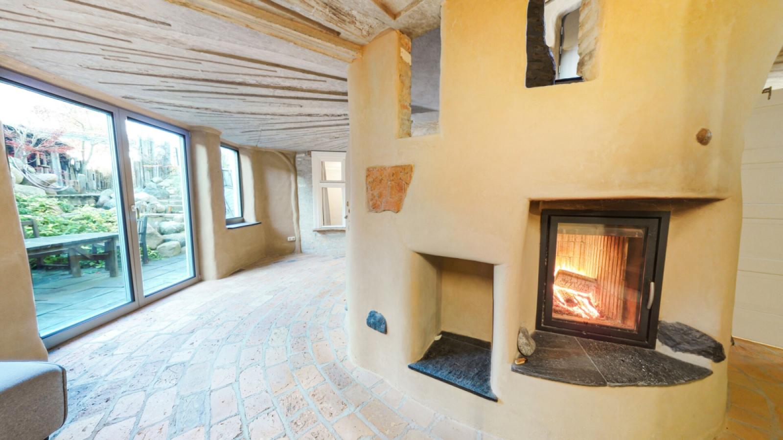 Wohnbereich_im_Untergeschoss___Kaminecke