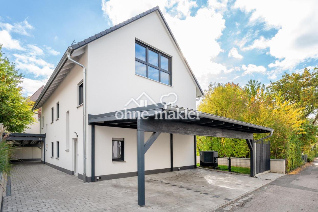 Westseite mit Carport