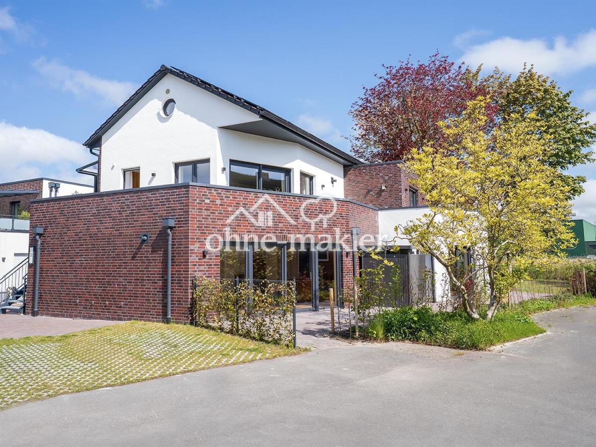 Von vorne mit PKW-Stellplatz