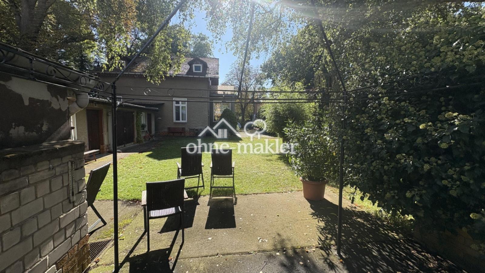 Blick von hinten zur Strasse