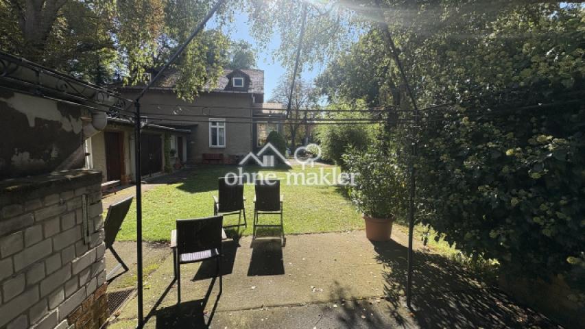 Blick von hinten zur Strasse