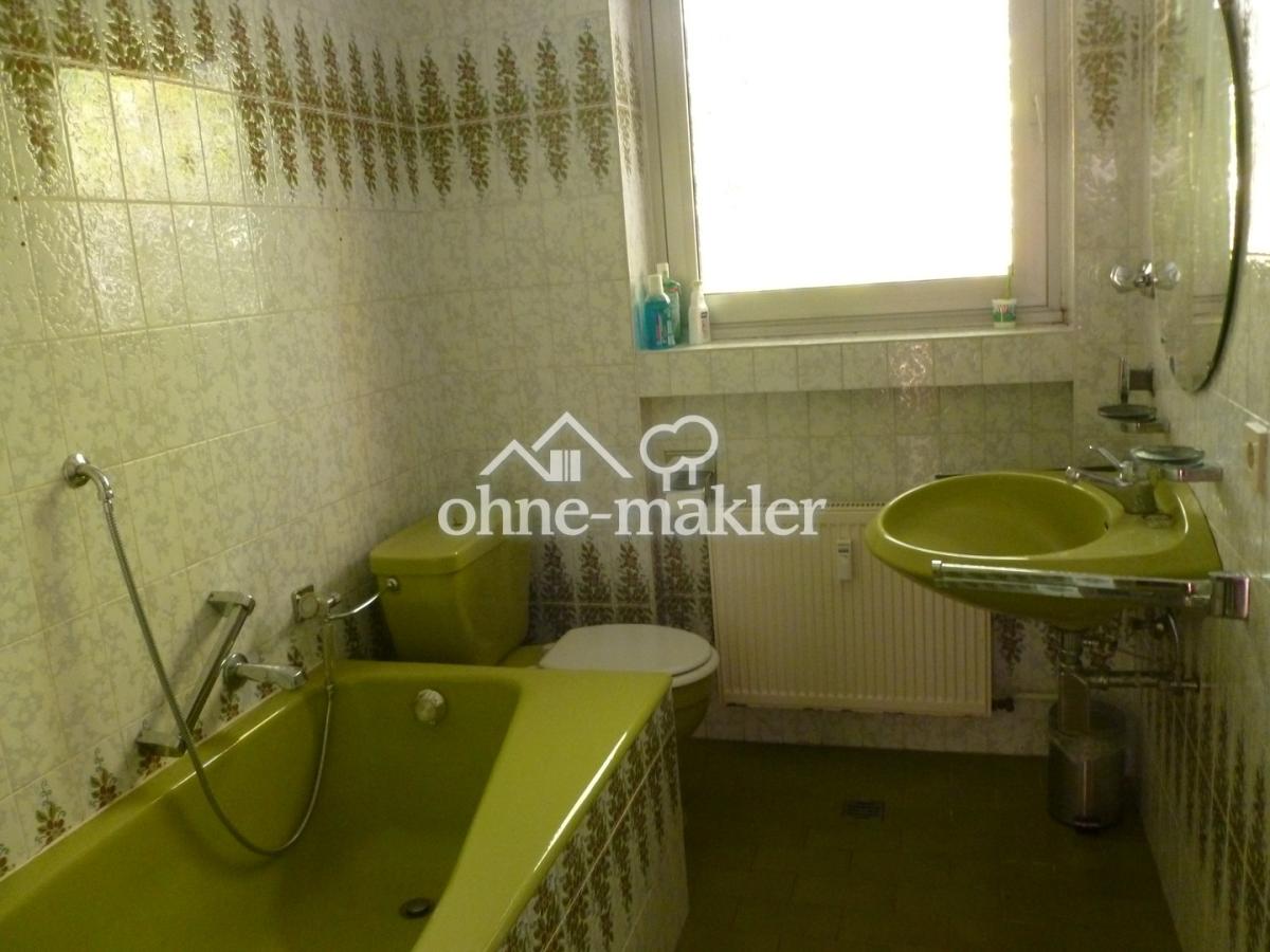 Mit Dusche und Wanne. 