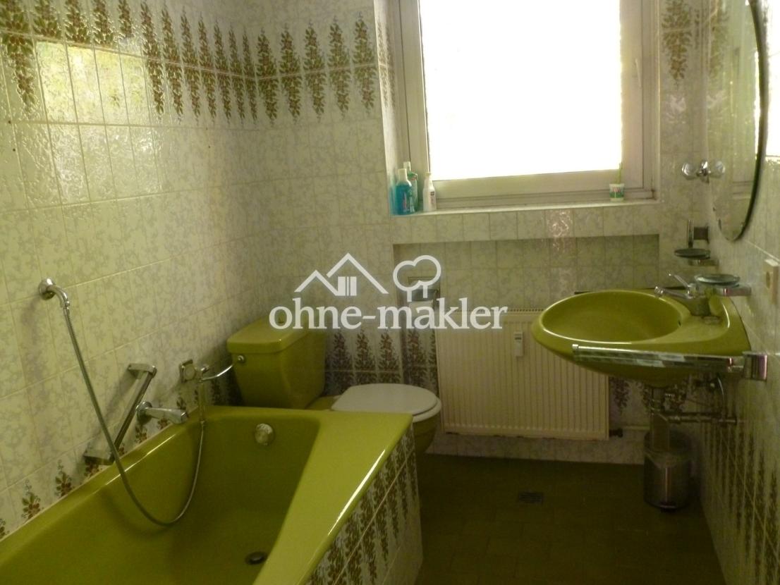 Mit Dusche und Wanne. 