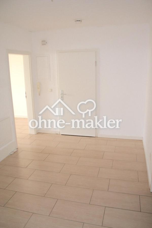 Flur mit Sicht auf Eingangstür