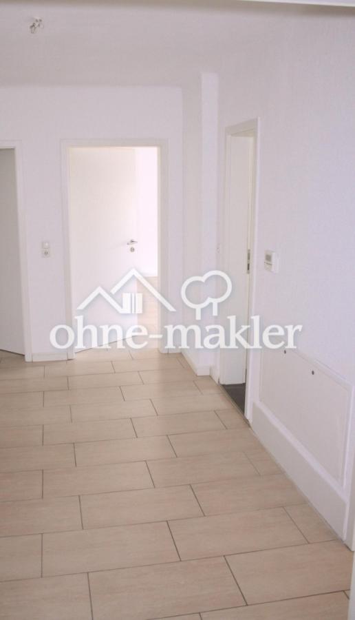 Flur Sicht auf Wohnz und Bad 