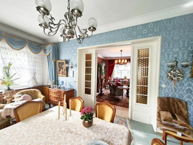 Esszimmer mit Doppelflügeltür mit Zugang zum Wohnzimmer