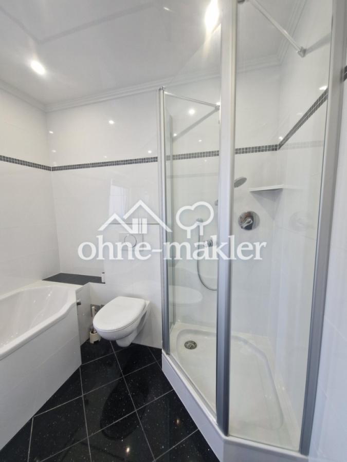 Badezimmer (Dusche u. Wanne)