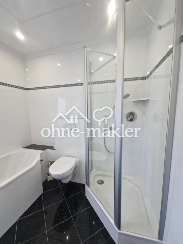 Badezimmer (Dusche u. Wanne)