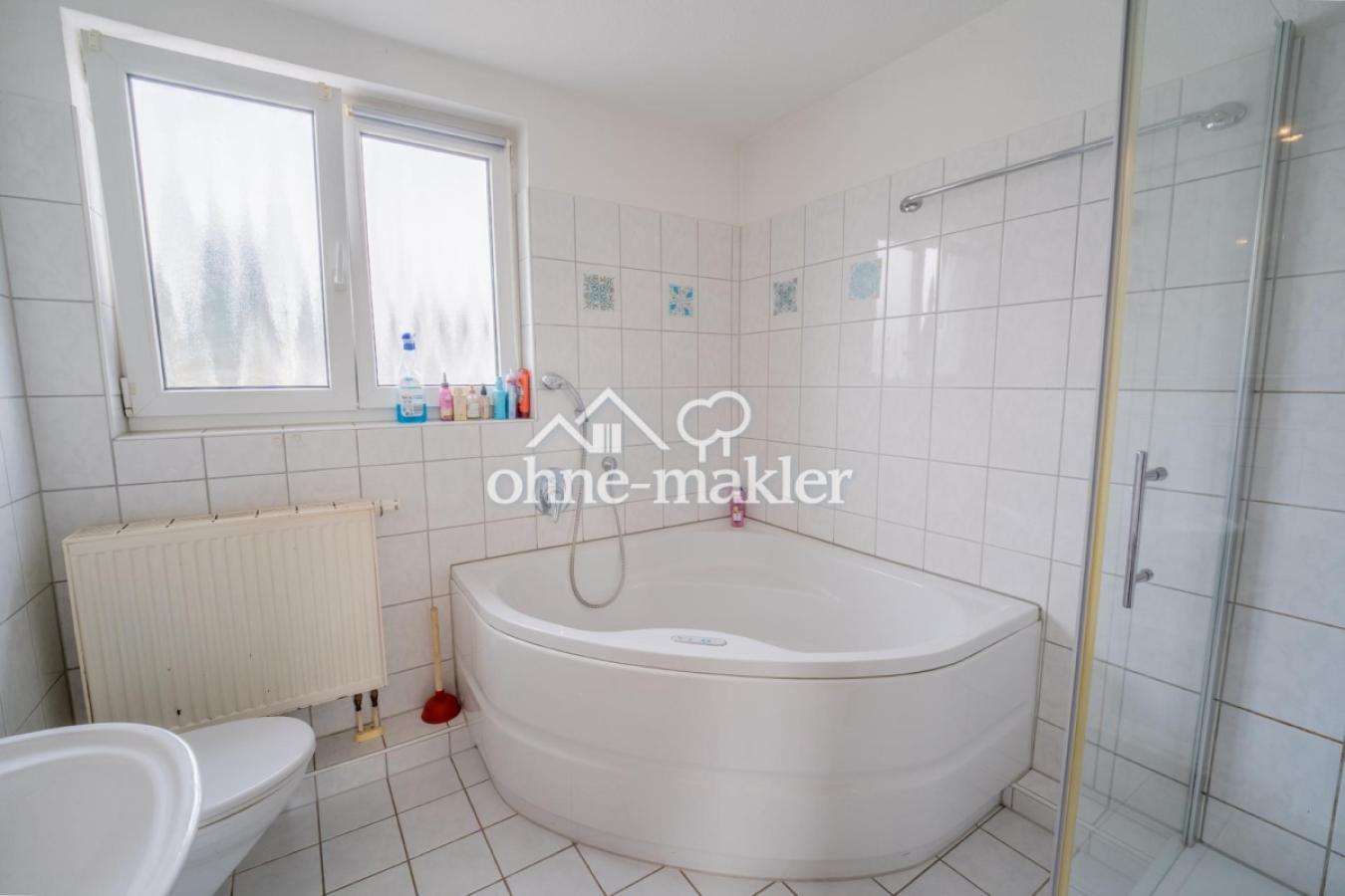 Eckbadewanne m. Whirlpool