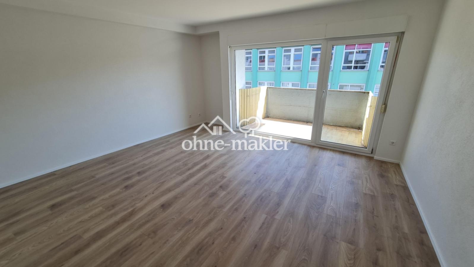 Wohnzimmer mit Balkon