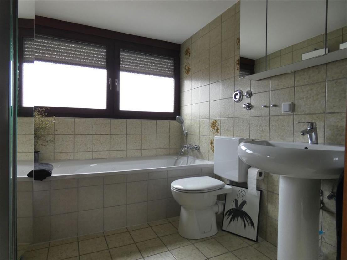 Badezimmer mit Fenster