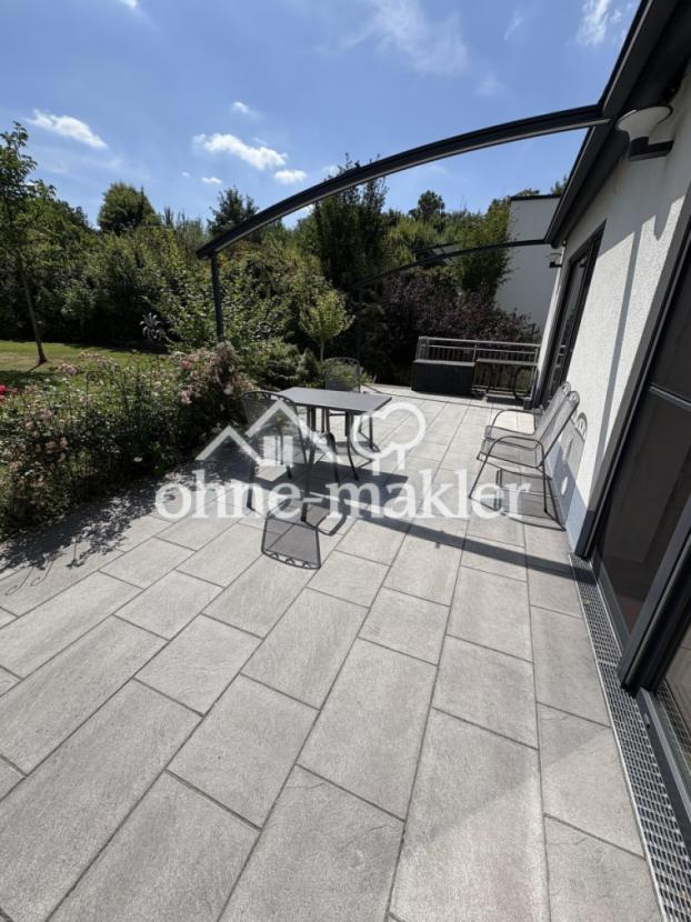 große Terrasse mit Markise