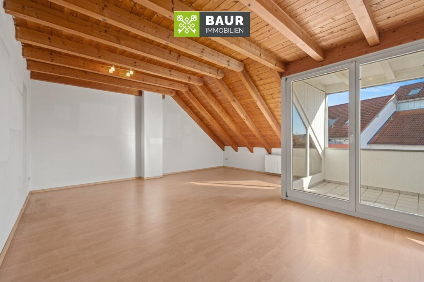 Wohn- und Esszimmer mit Zugang zur Loggia 