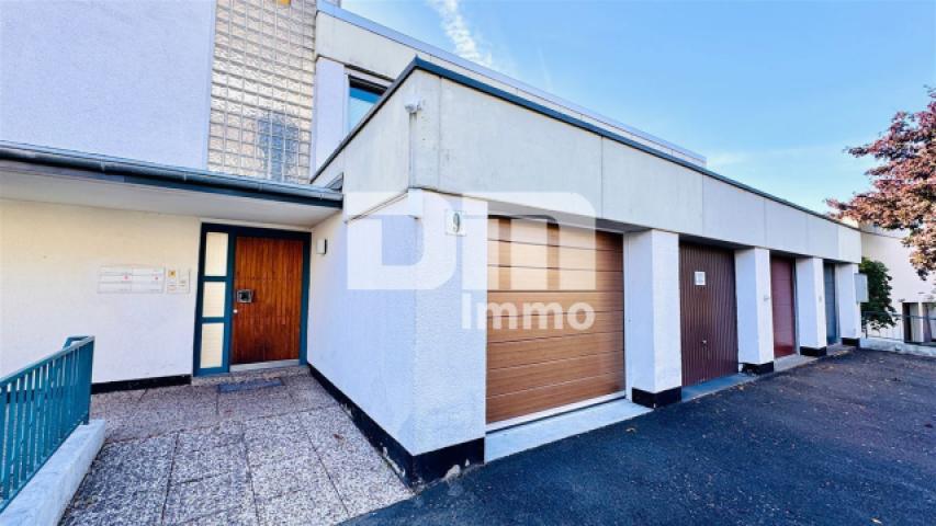 Rückansicht / Haupteingang / Zufahrt Garage