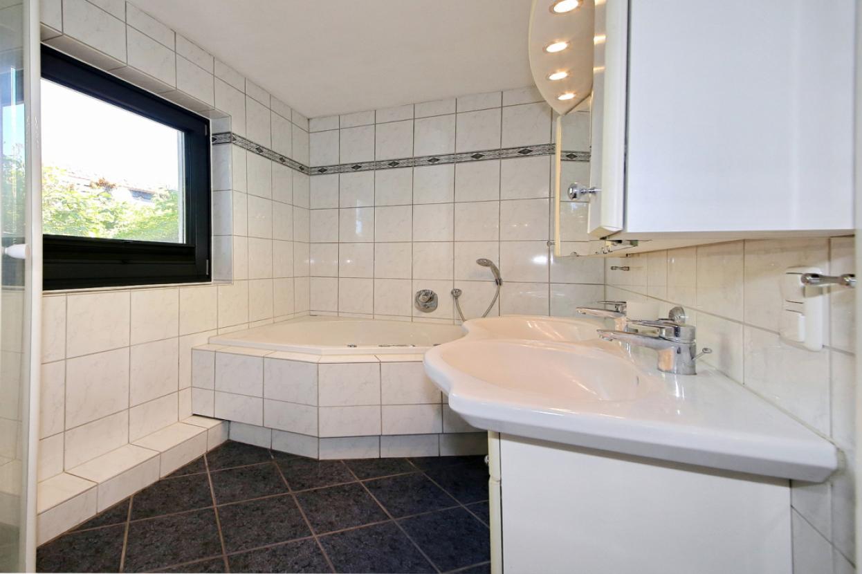 7034- Bad - 0035___EG