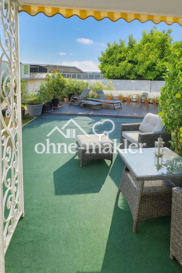 Große Terrasse mit Sitzecke