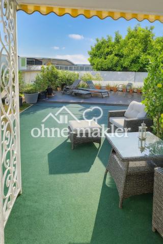 Große Terrasse mit Sitzecke