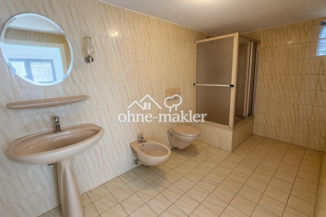 Badezimmer mit Dusche/WC