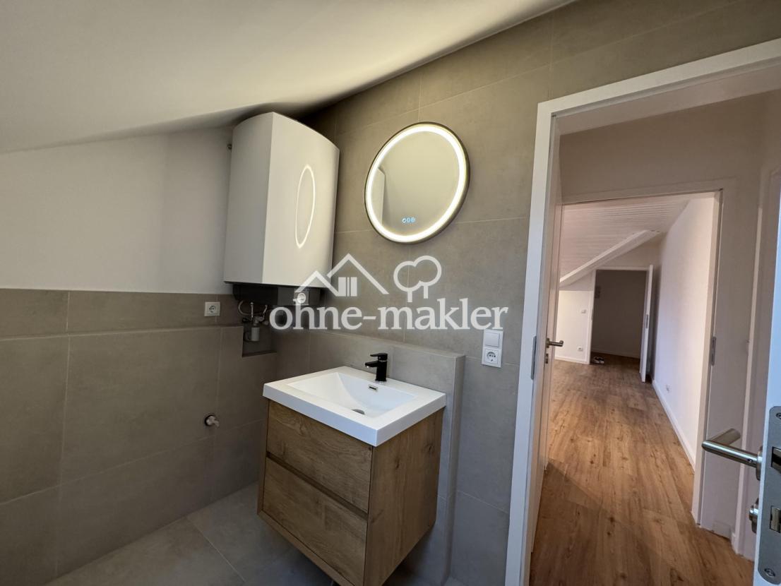 Bad mit Waschtisch in Eiche