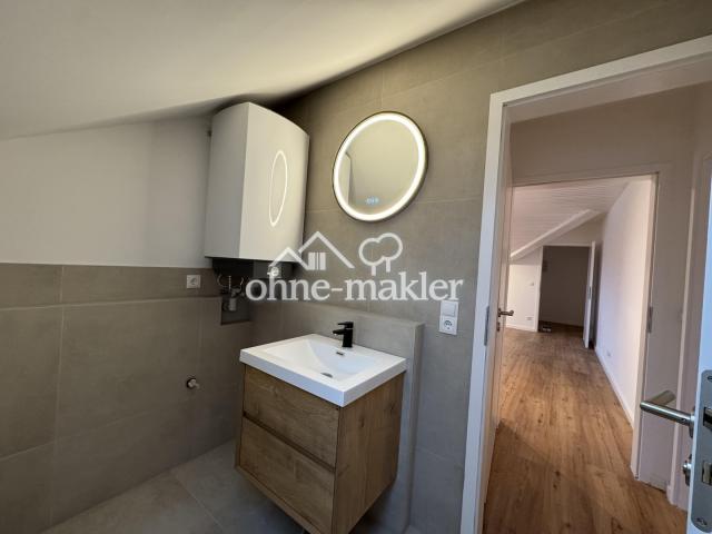 Bad mit Waschtisch in Eiche