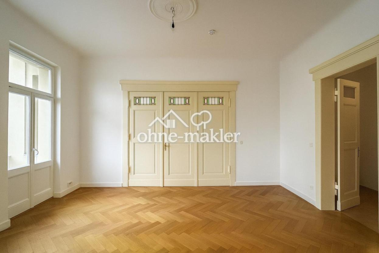 Wohnzimmer mit Balkon