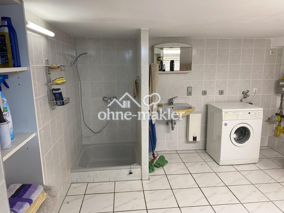 Hauswirtschaftsraum mit Dusche