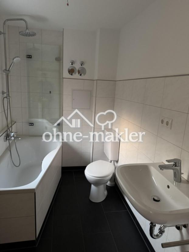 Bad mit Dusch- /Badewanne EG