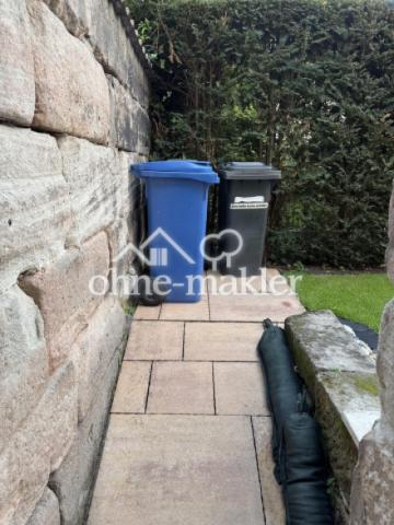 Mülltonnen im Gartenbereich