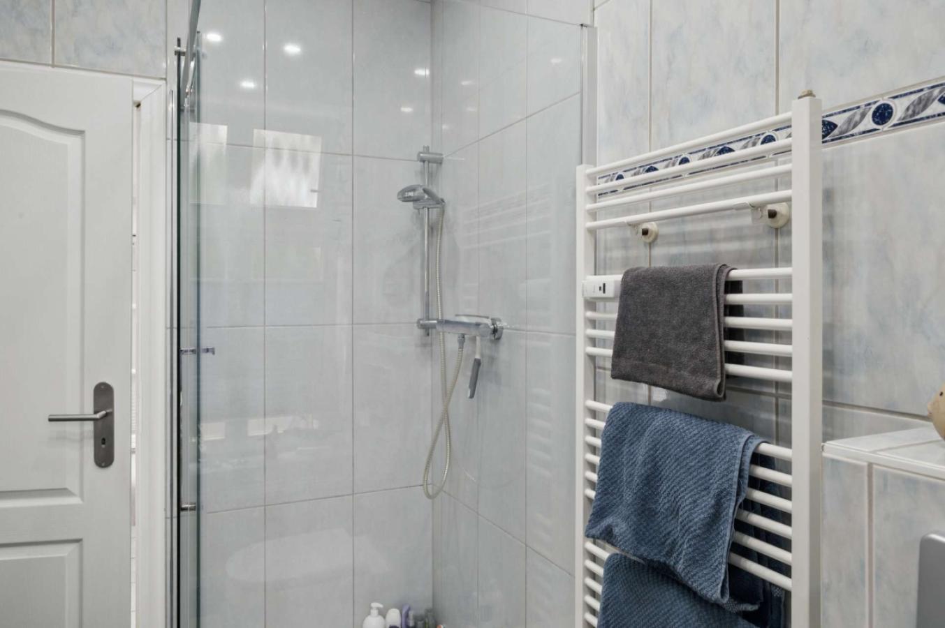 Badezimmer im Erdgeschoss