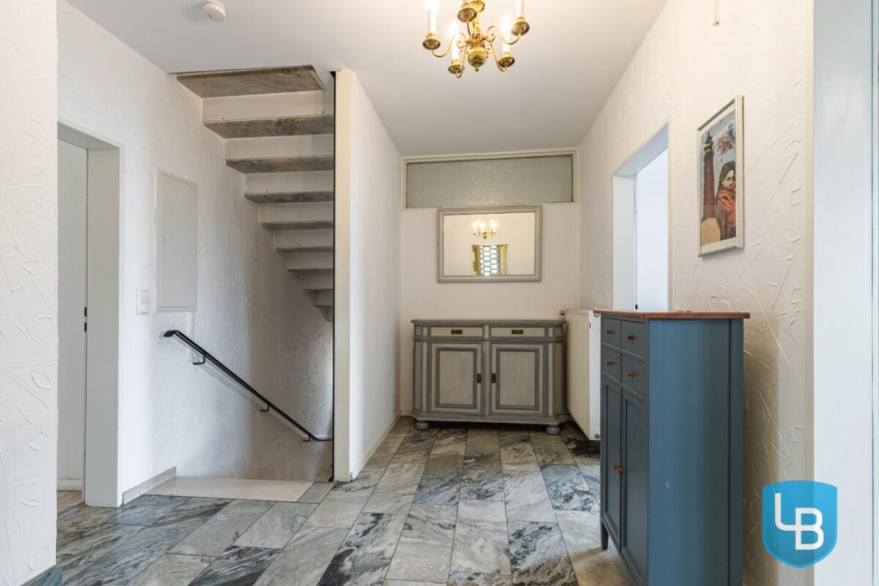 Hinterer Flur / Kellertreppe