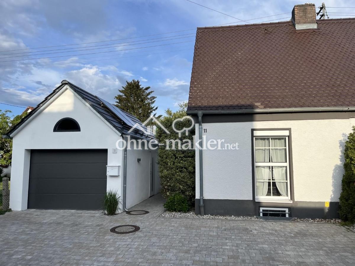 Frontansicht Wohnhaus / Garage