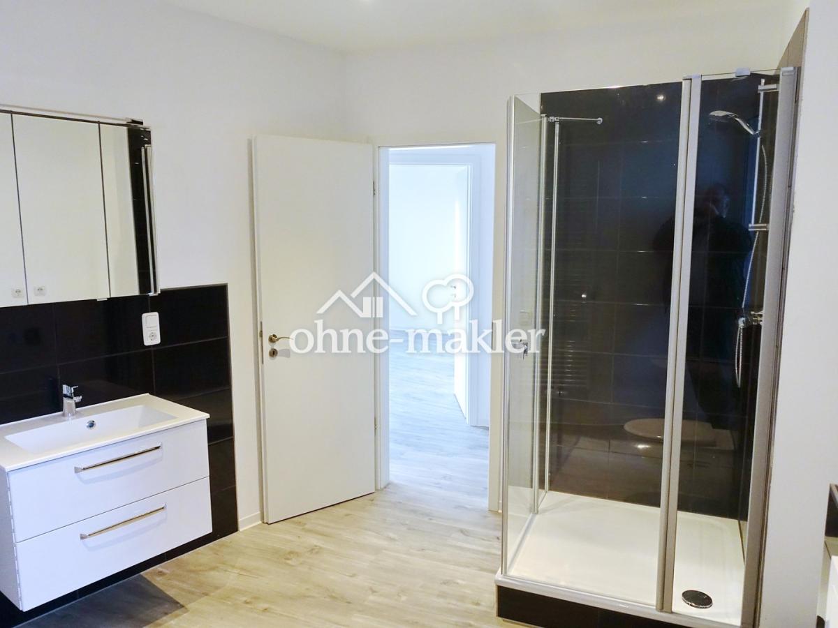 Duschbad mit Möbeln