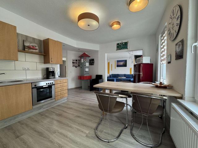 Fewo West Küche mit Blick auf Wohnen