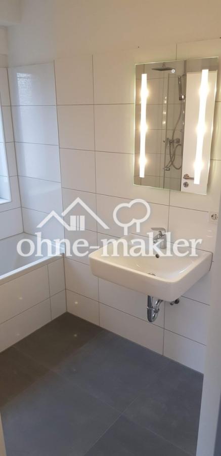 Badezimmer mit Wanne und...