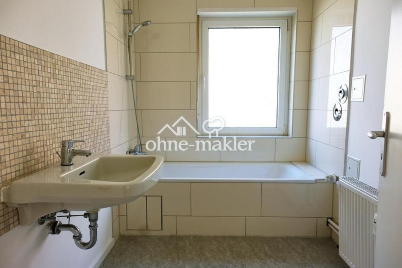 Bad mit Badewanne & Duschvorr