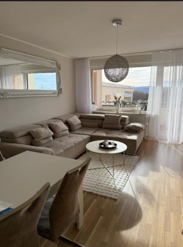 Wohnzimmer mit Zugang Balkon