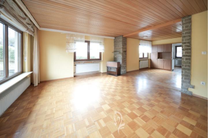 Wohn,- Esszimmer mit offener Küche