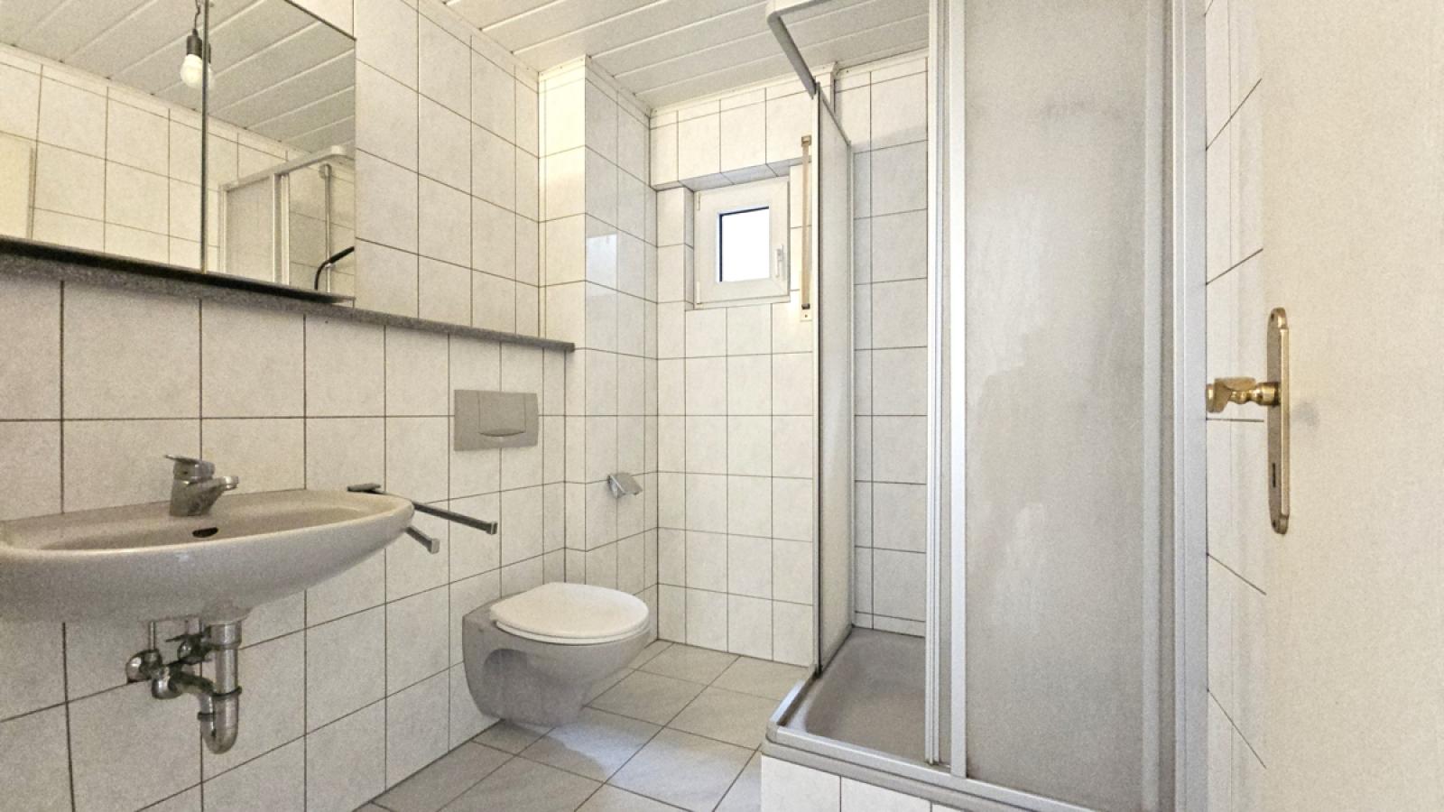 Duschbad mit Wohnraumfenster