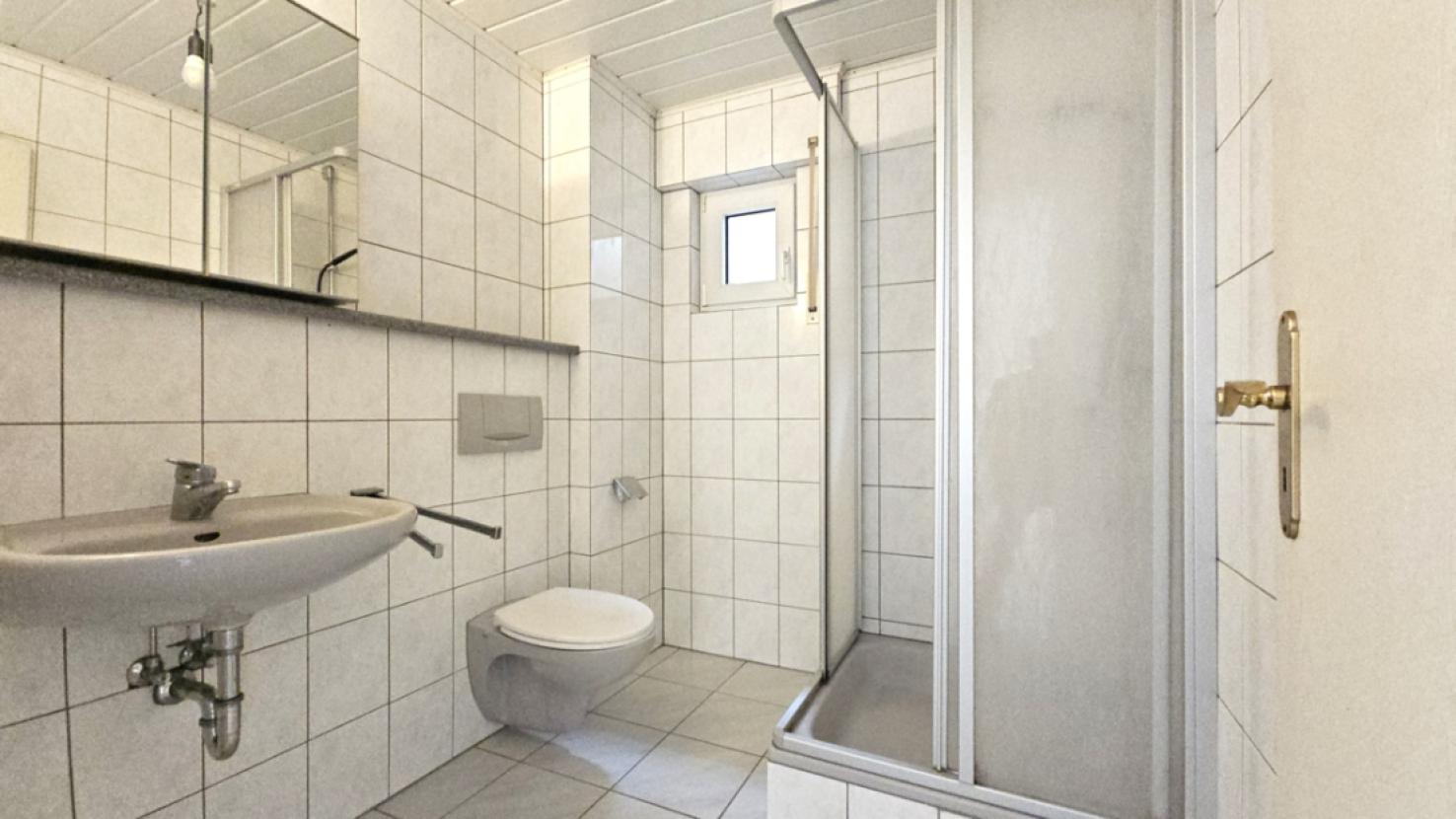 Duschbad mit Wohnraumfenster